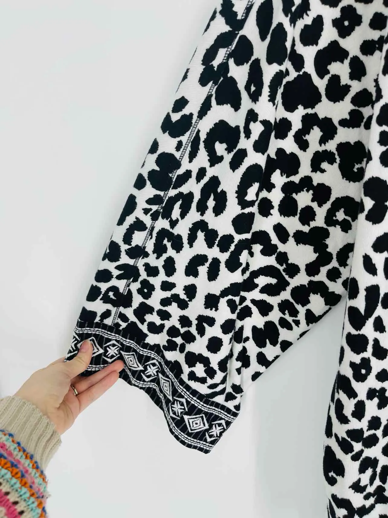 John Mark Size 1X White/Black Animal Print Embroidered NEW PLUS Cardigan-Plus